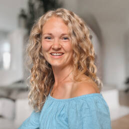 Tessa Joy Garrelts smiling, offering personalized spiritual somatic coaching for women